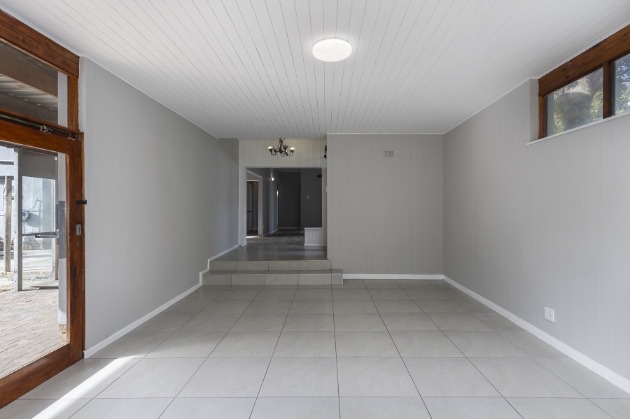 To Let 4 Bedroom Property for Rent in Lochnerhof Western Cape